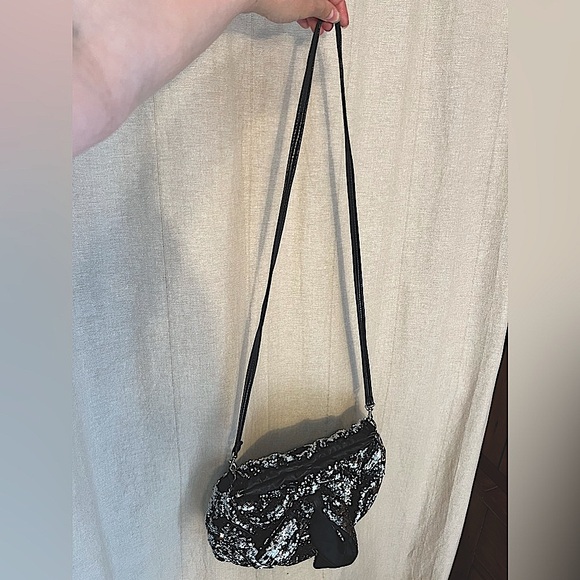 Bill Blass Sequin Nostalgic Shoulder Bag - Picture 11 of 13